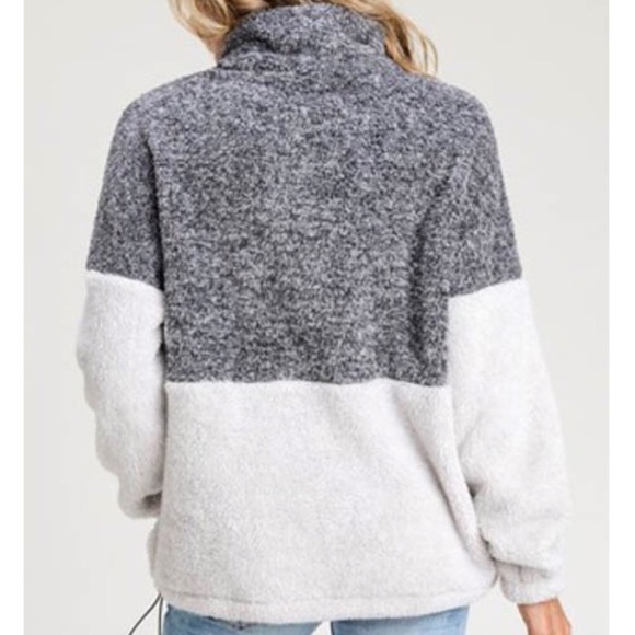 🆕 Two toned fuzzy zip up pullover - Picture 4 of 6